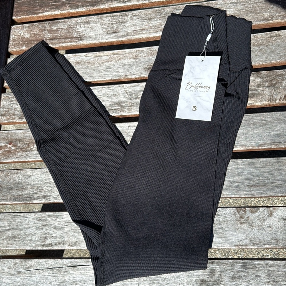 BuffBunny Material Girl leggings - ONYX BLACK - size small - NWT